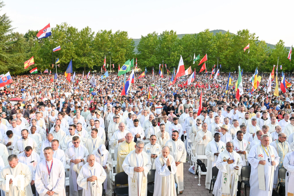 Peregrinos reunidos frente a la iglesia de Santiago Apóstol durante la celebración de la Asunción en Medjugorje.